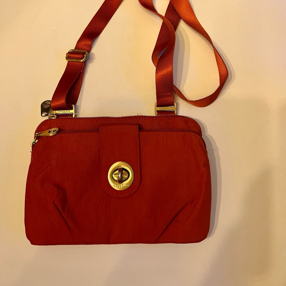Baggallini small crossbody in punchy orange!
